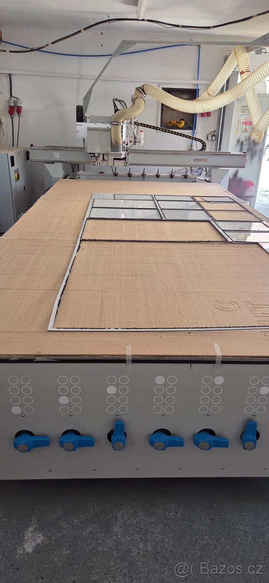 velkoplošný CNC frézovací a řezací router