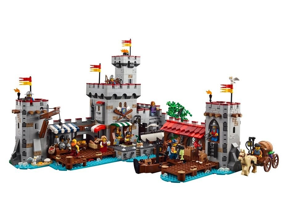 Lego Středověké tržiště u moře 910047