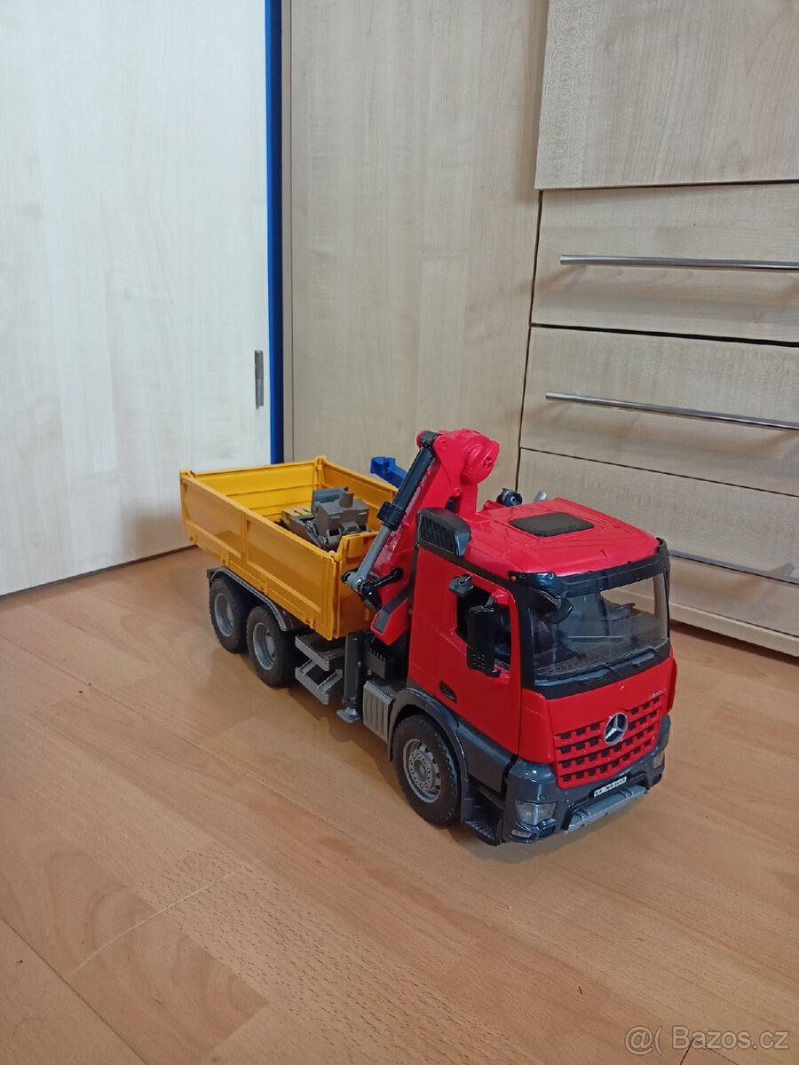 Bruder náklaďák mercedes arocs s hydraulickou rukou