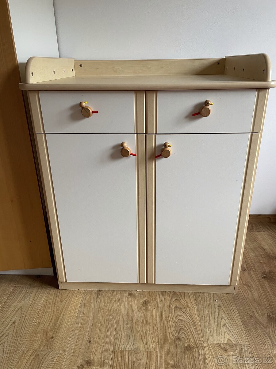 Originální komoda s přebalovacím pultem a dřevěnými ptáčky +