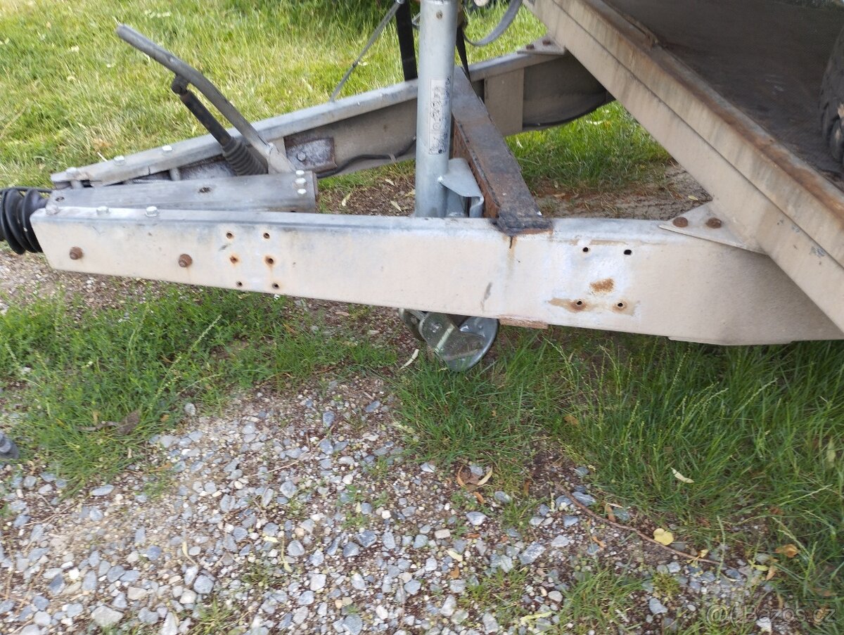 Motorový člun se závěsným motorem