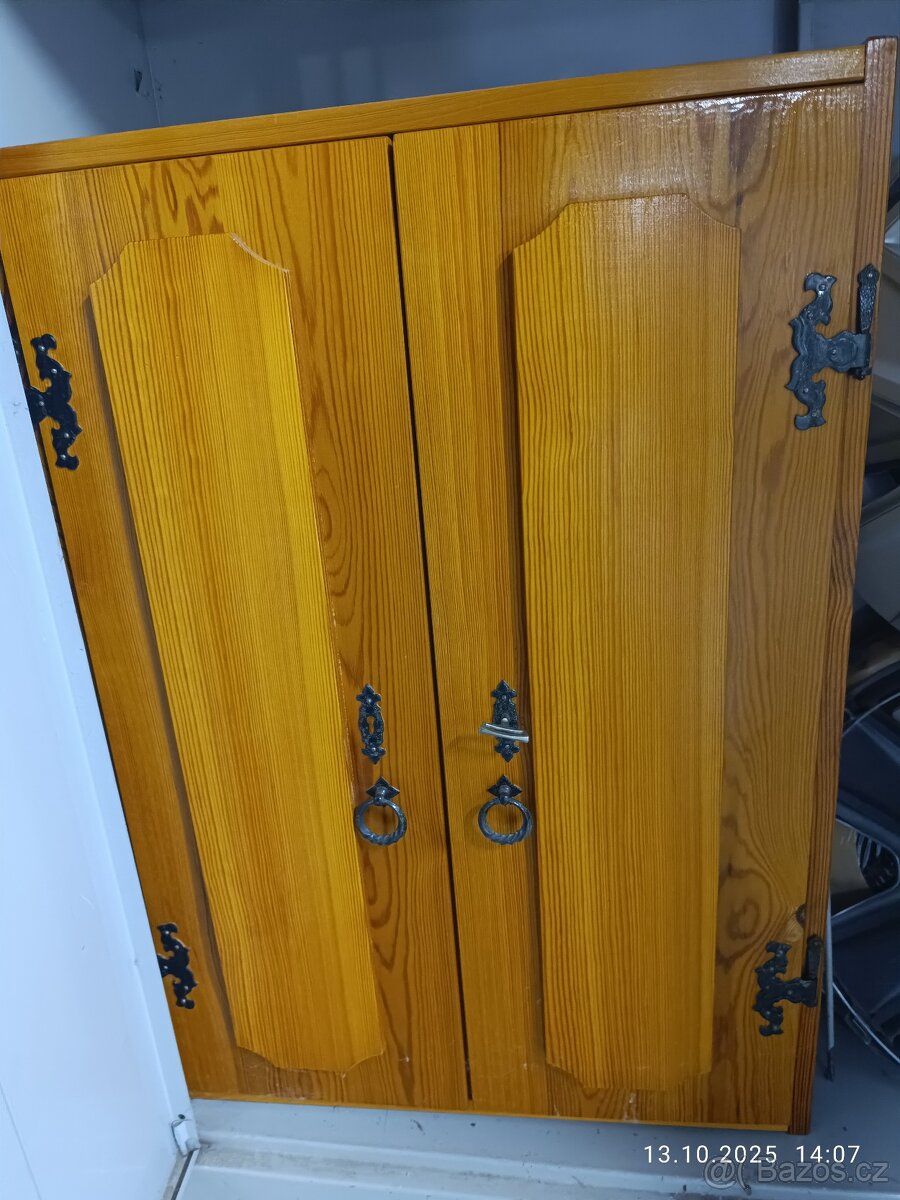 Prodám DŘEVĚNOU SKŘÍŇKU-KOMODU s ozdobným kováním