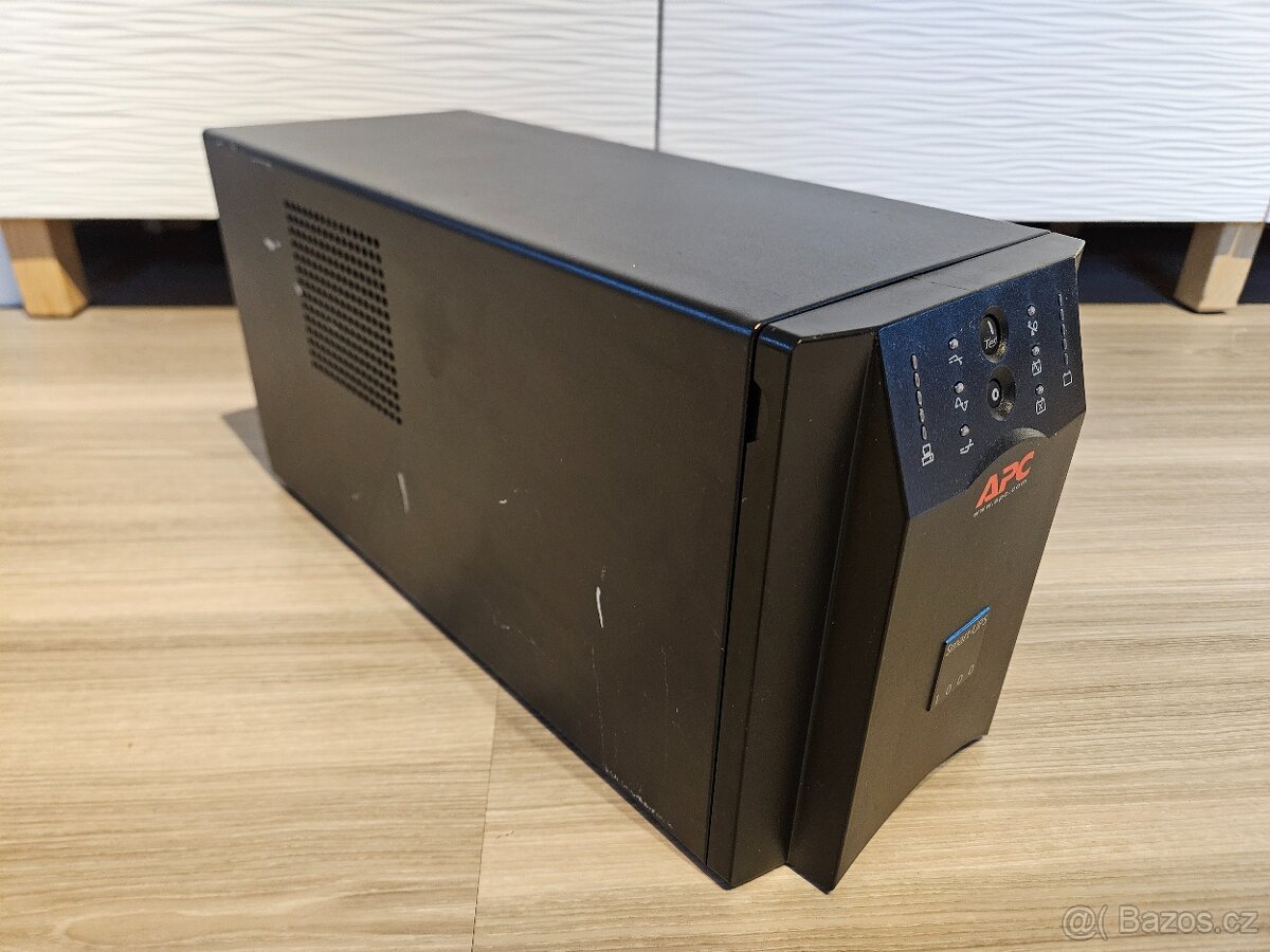 Záložní zdroj APC Smart-UPS 1000