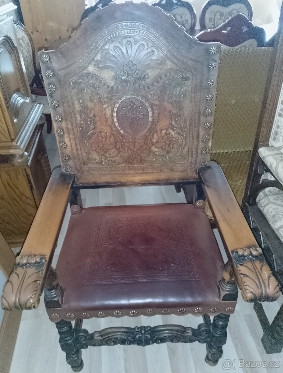 Starožitné mohutné vyřezávané kožené křeslo
