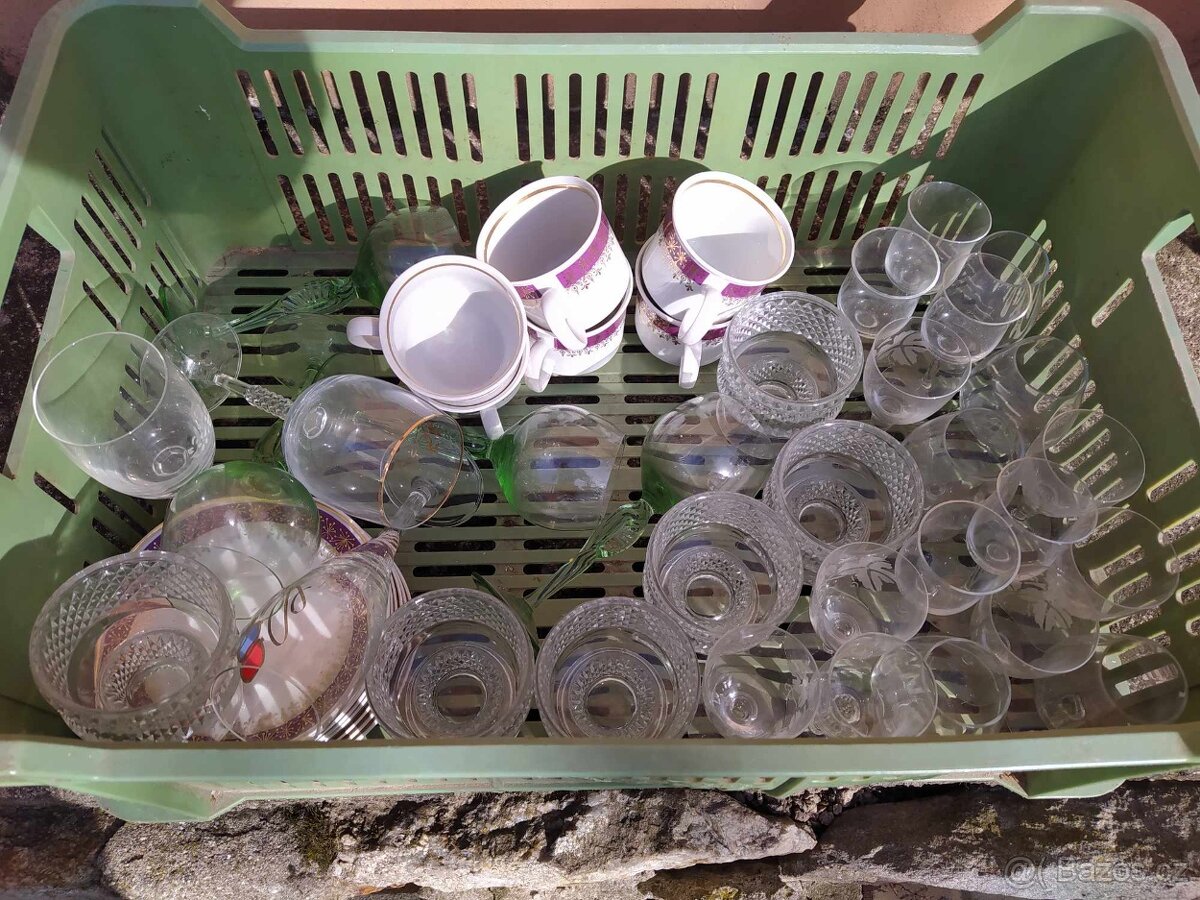 MIX skleniček, hrníčků, talířků a misek