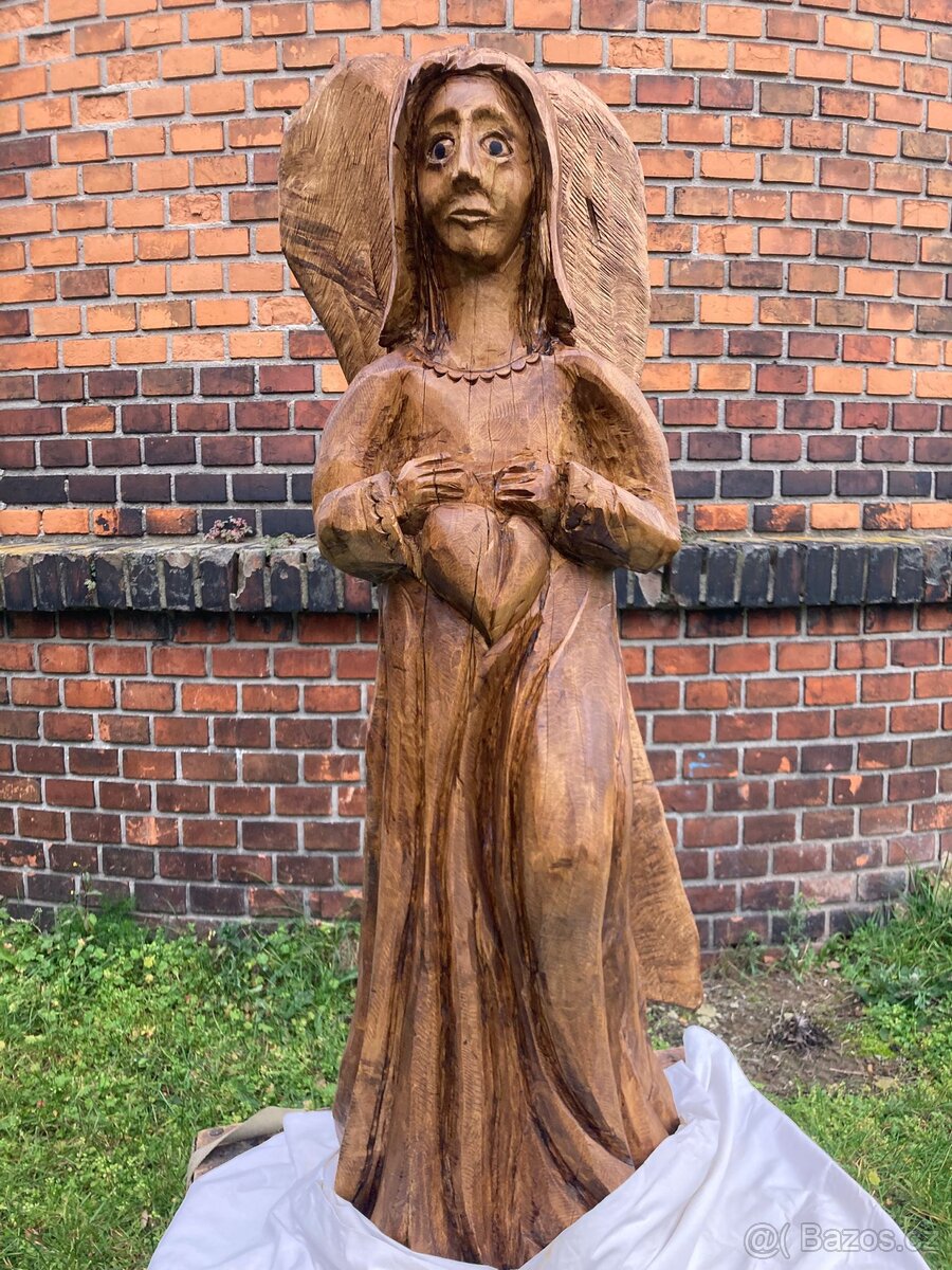 Dřevěná socha Anděl strážný