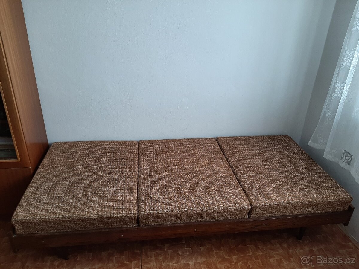 Dvě staré, ale zachovalé válendy (ideálně k sobě)