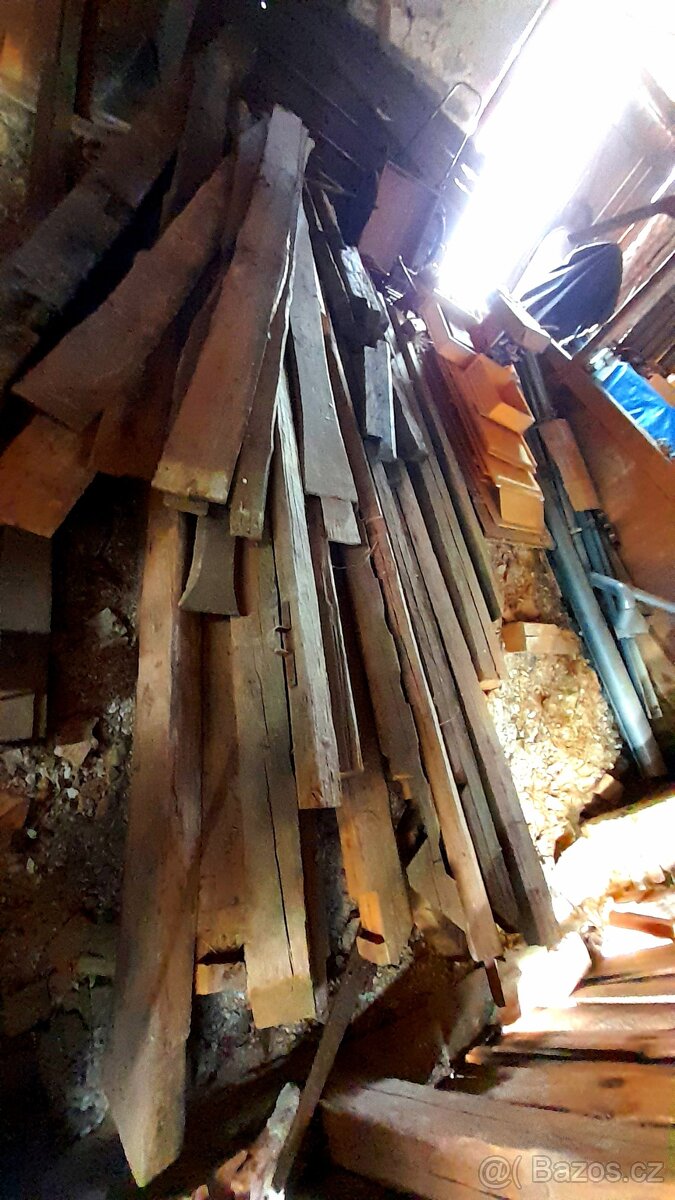 Staré trámy a prkna