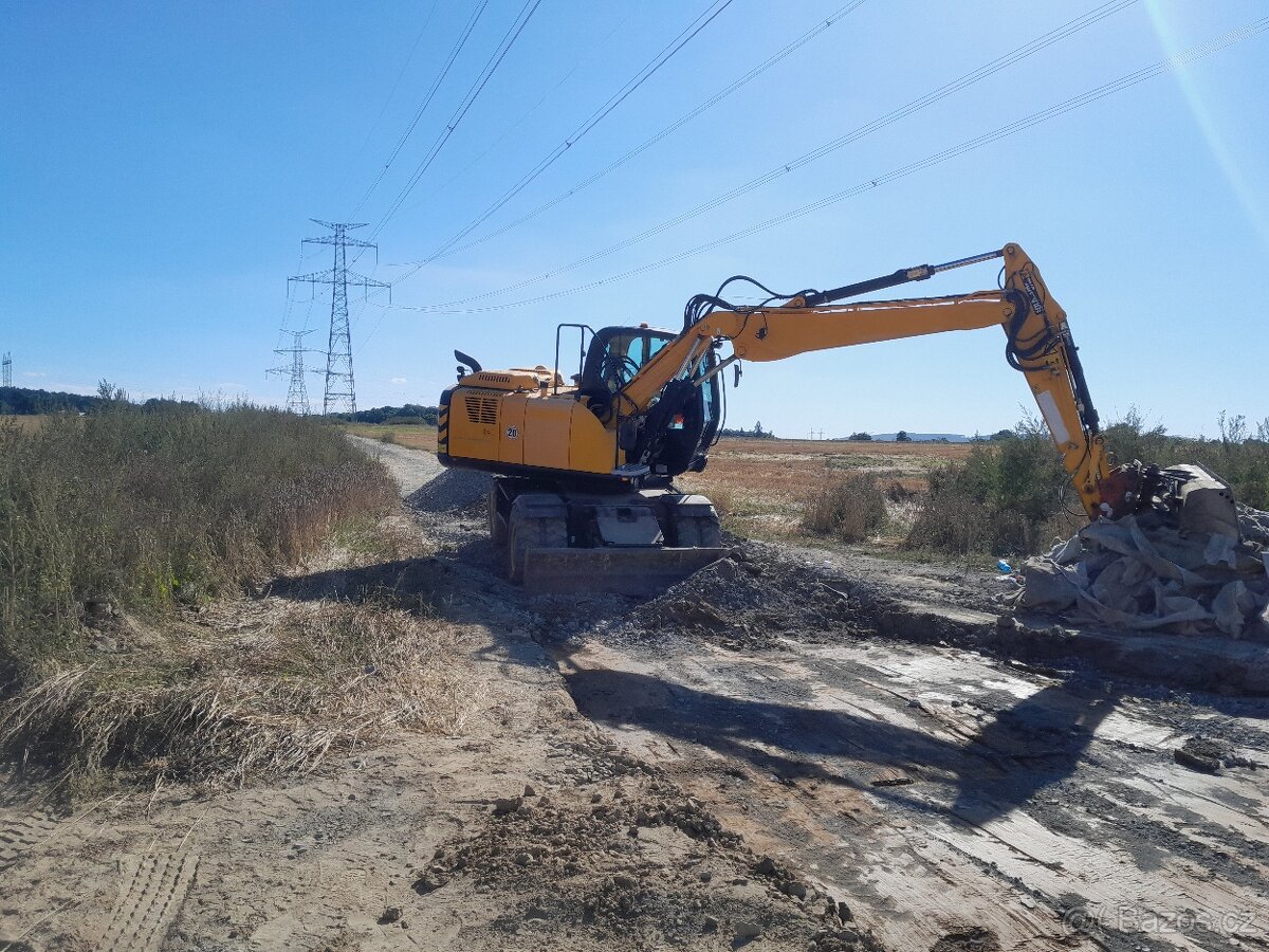 Strojník kolových a pásových rypadla JCB