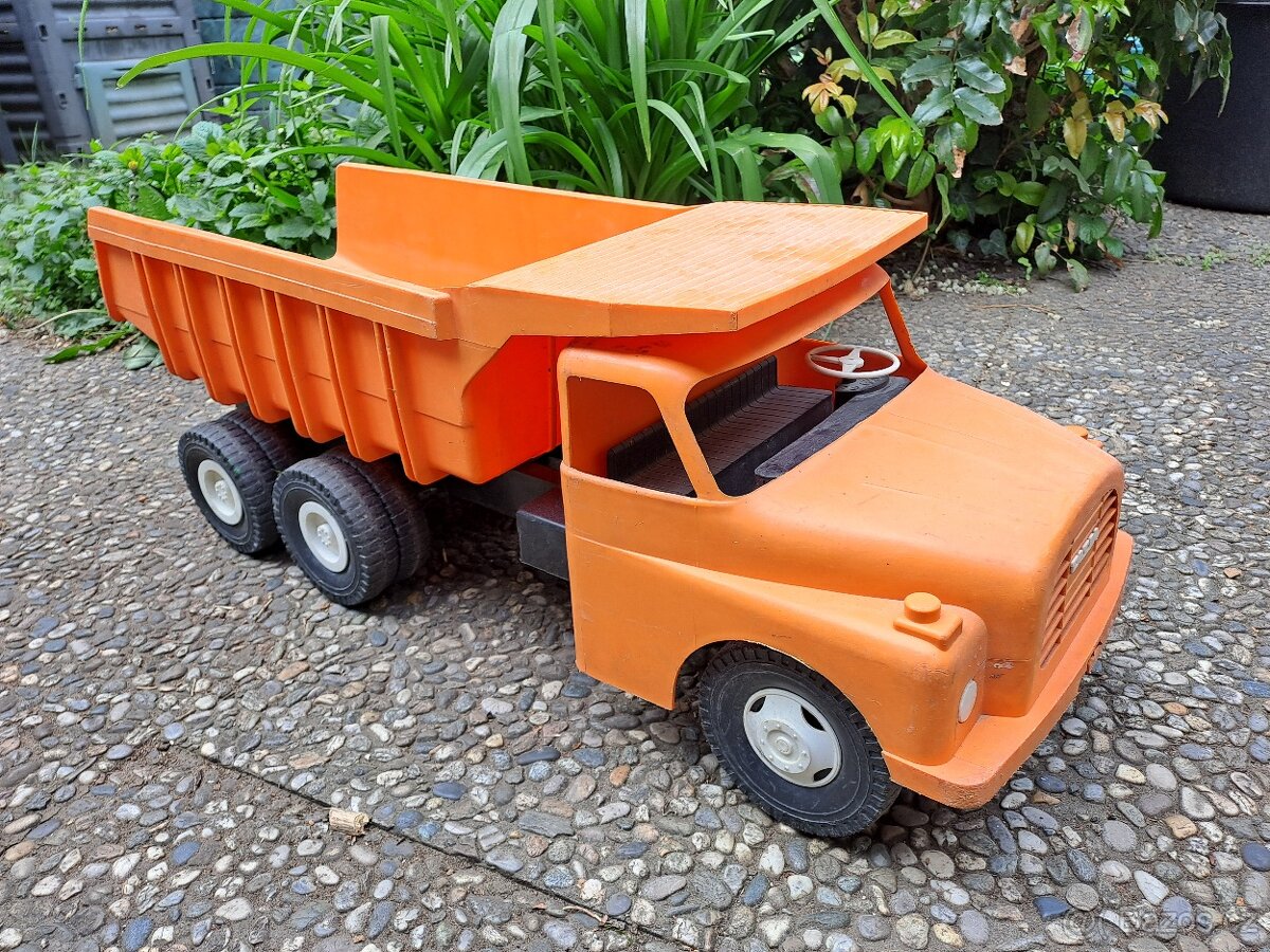 Plastové auto tatrovka - stará