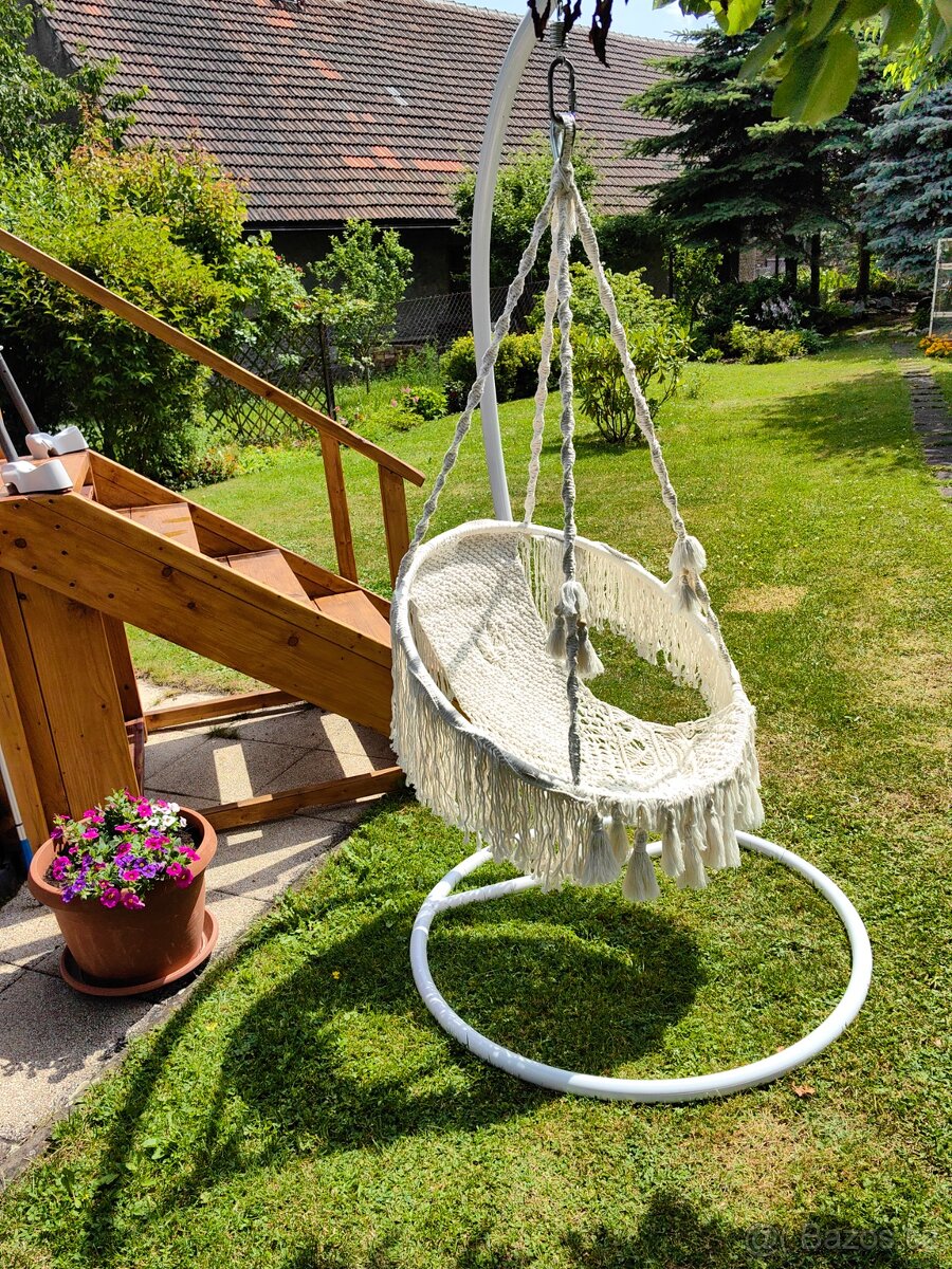 Macrame design vajíčko na stojanu