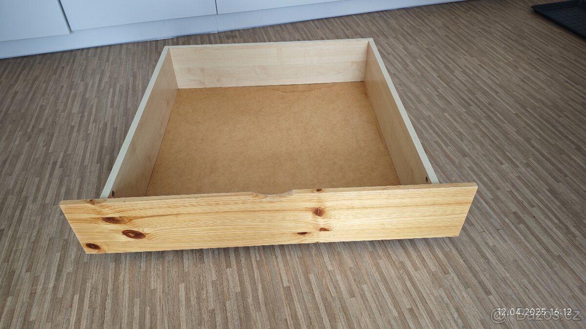 Dřevěný úložný box pod postel na kolečkách