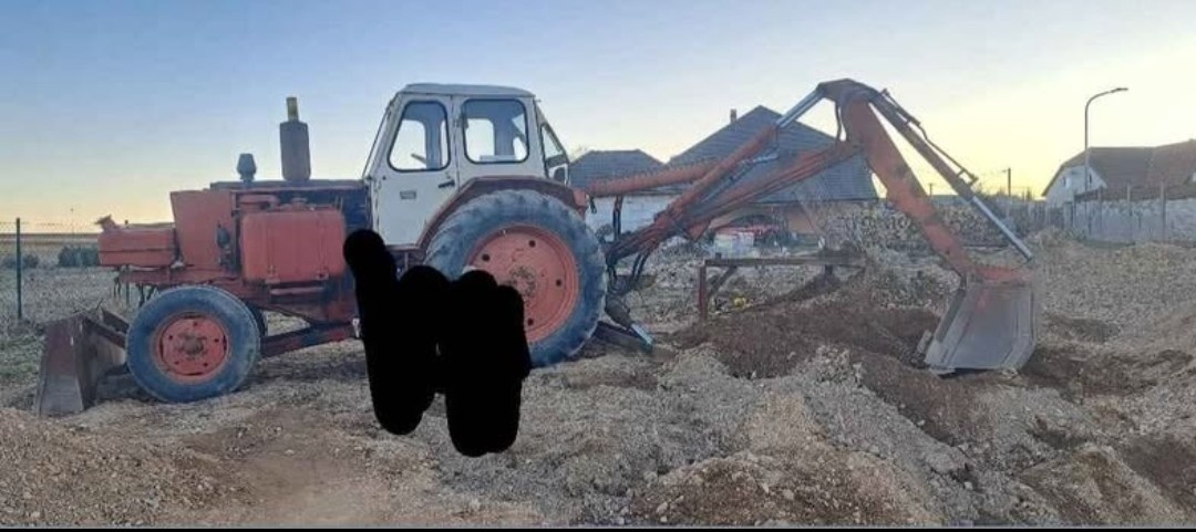 Traktor bagr Bělorus