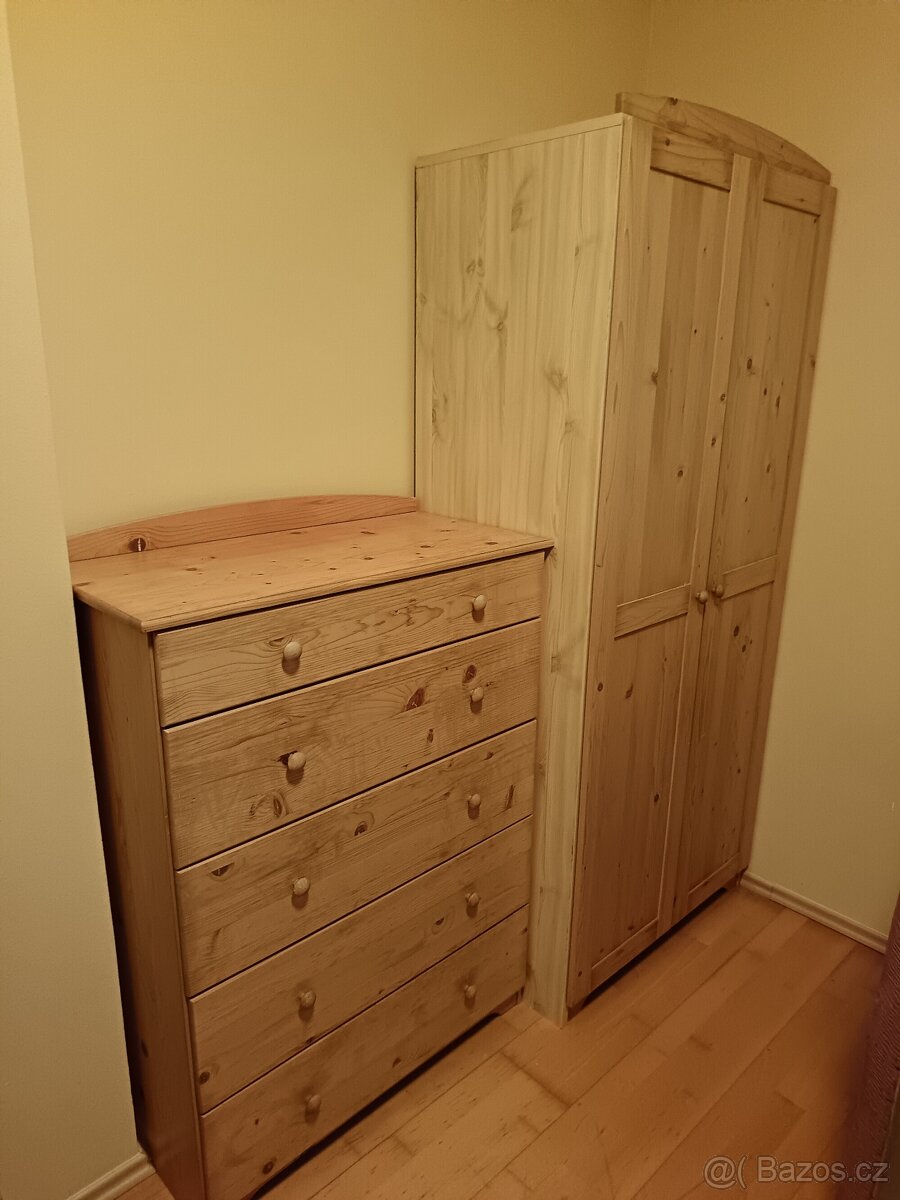 Masivní skříň a komoda