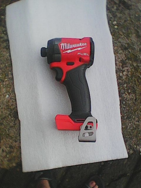 Milwaukee 2953-20 M18fid3 226Nm razovy utahovak 1/4 Hex