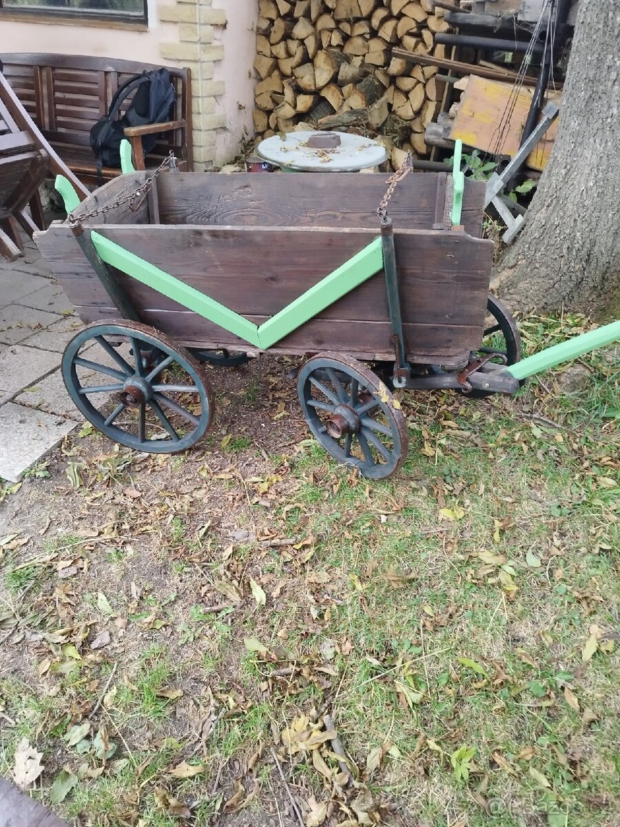 Stari vozík na zahradu jako dekoraci plně funkční