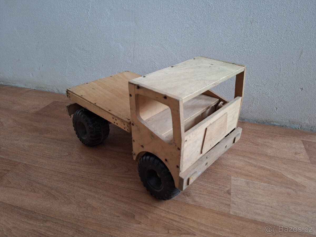 Dřevěné auto, náklaďák