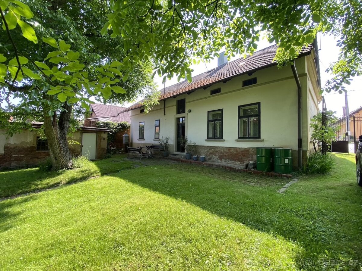 Rodinný dům 5+1 u zámecké zahrady, obec Dobřenice.