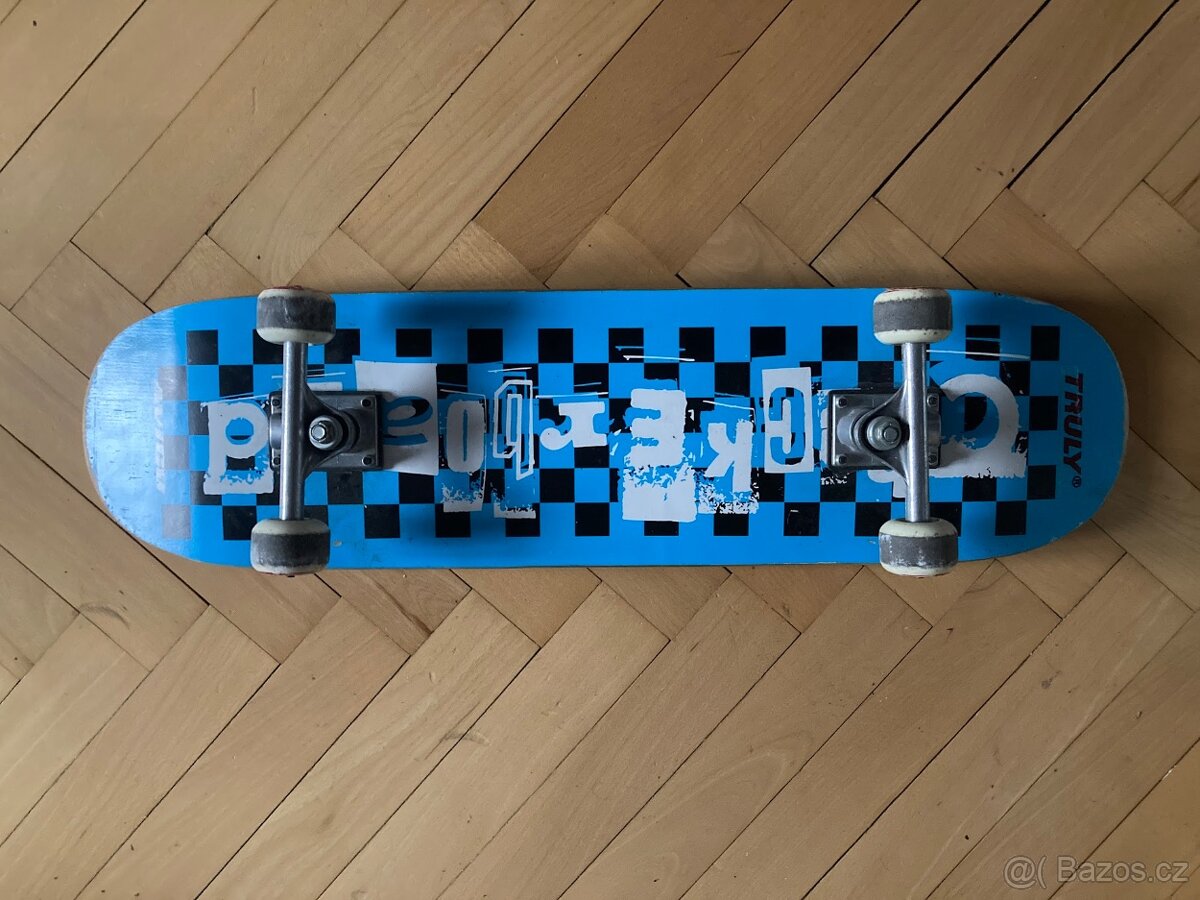 Obyčejný skateboard o délce 80 cm