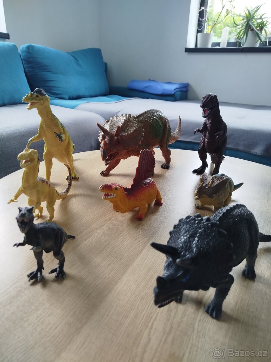 Figurky Dinosaurů (celkem 8ks) krásný stav