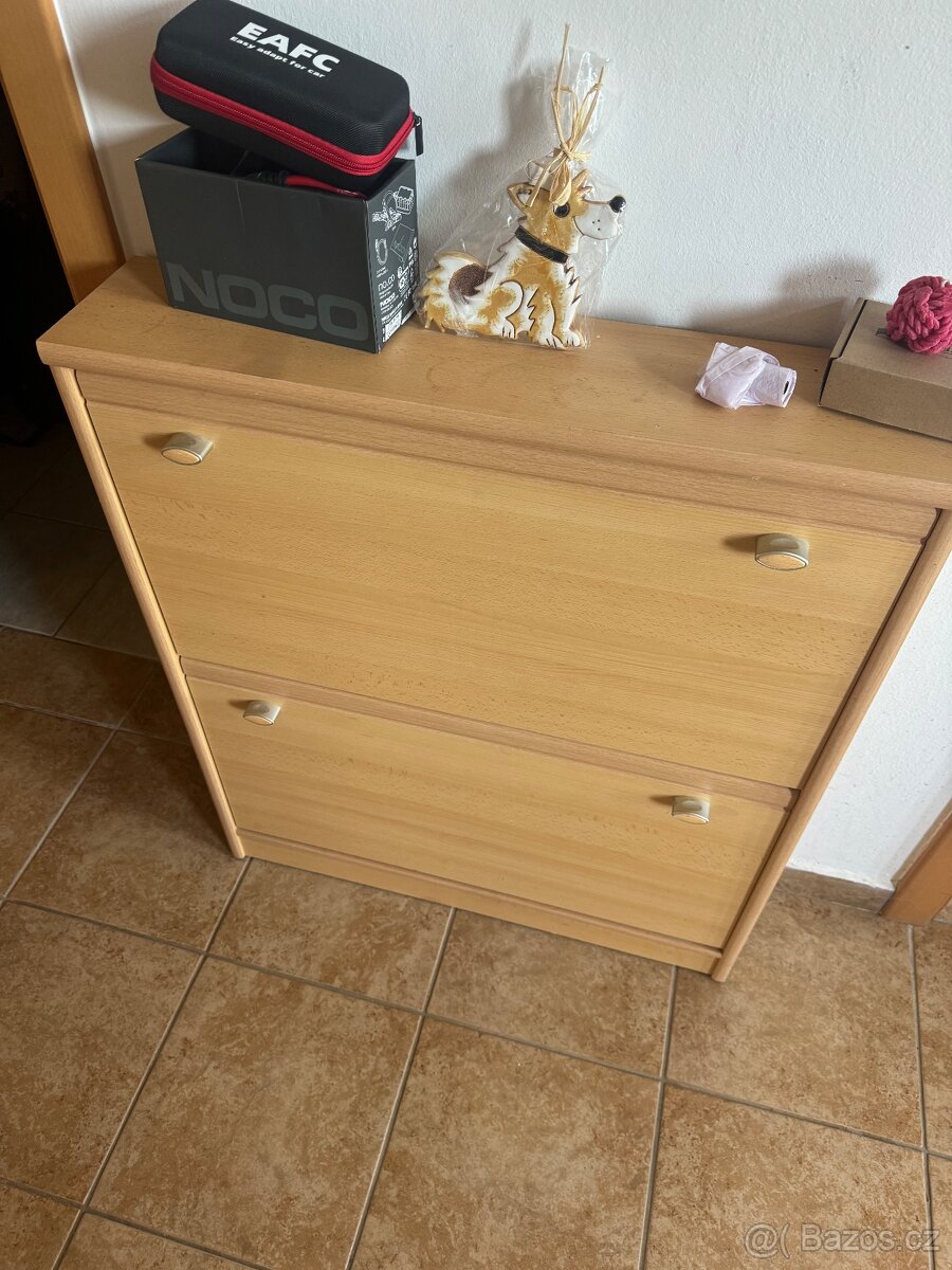 Skříně, botníky, i psací stůl