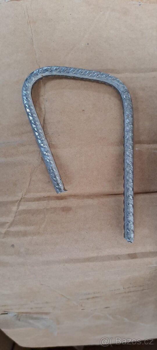 1,-  Kč/ks.   Spony z Roxoru = betonářská oceli