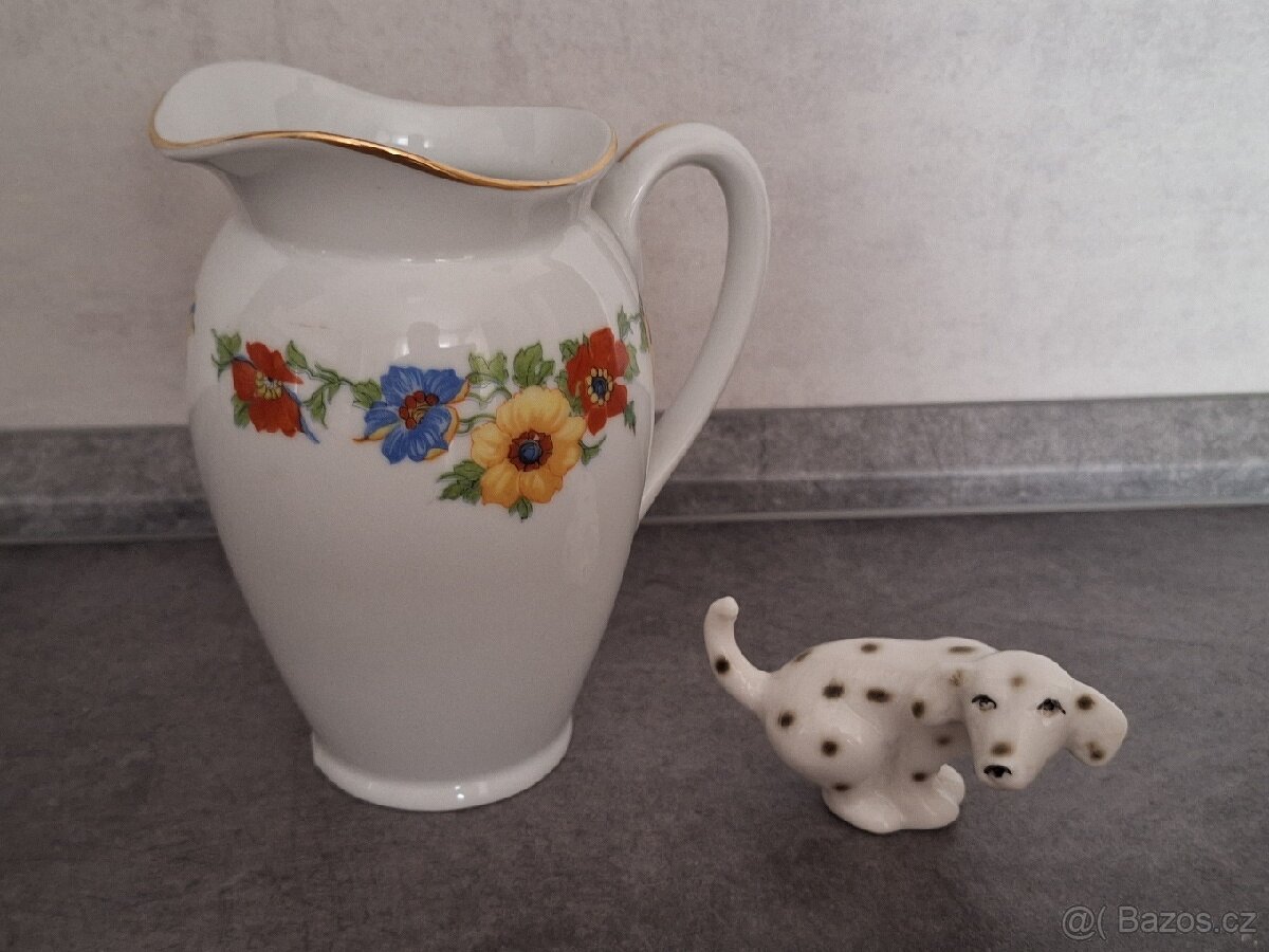 Porcelánový džbanek a pes