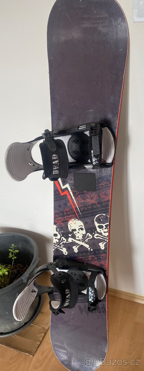 Snowboard s vázáním