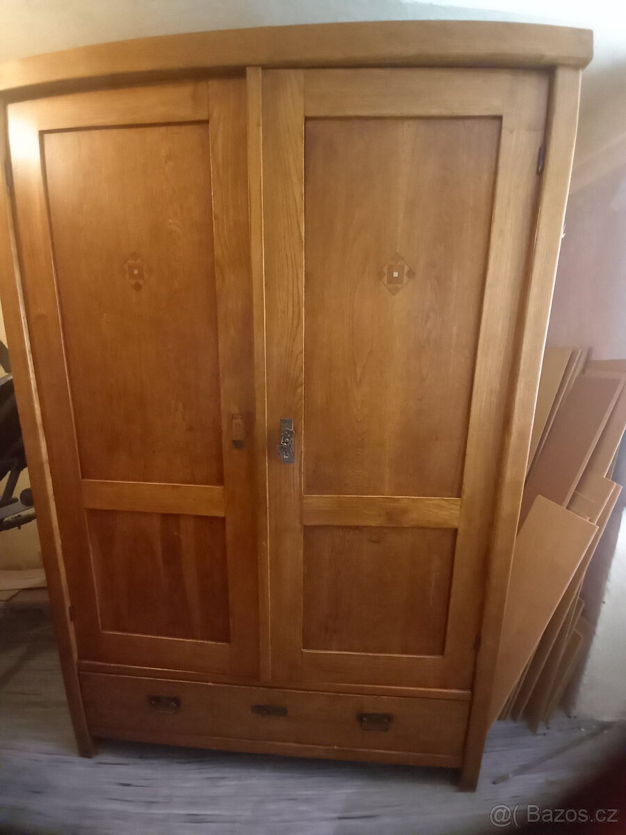 Dřevěná starožitná skříň – masiv, ruční práce