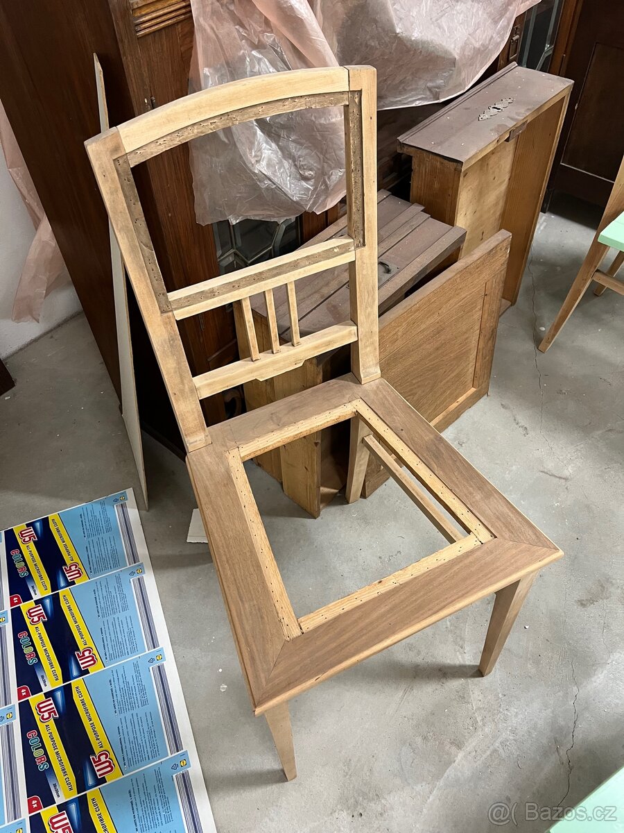 Čtyři židle k renovaci