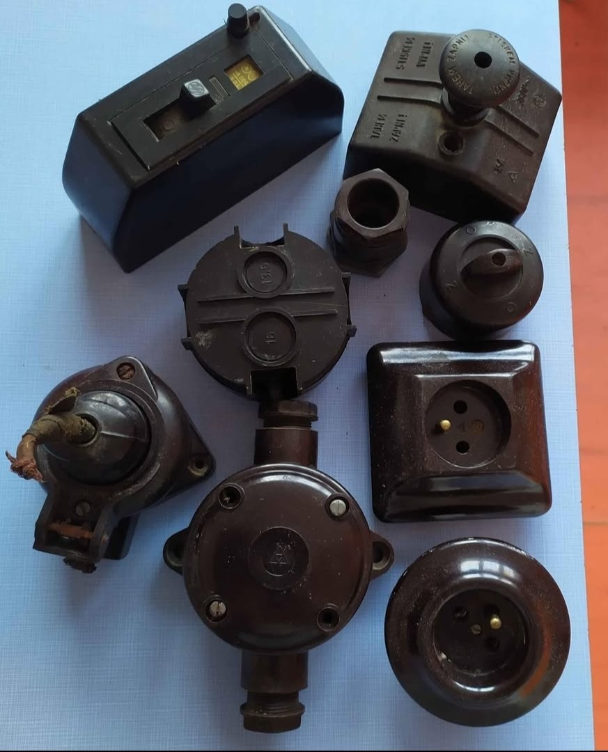 Staré bakelitové elektro