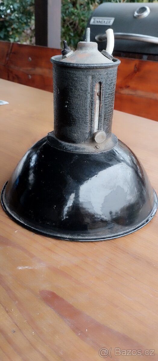 Staré smaltované industriální svítidlo světlo