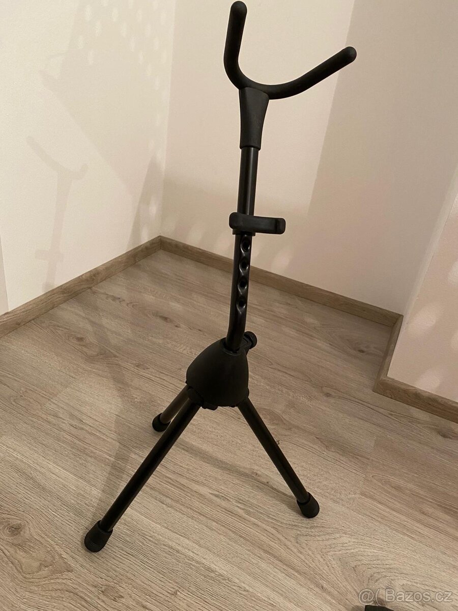 Stojánek na saxofon