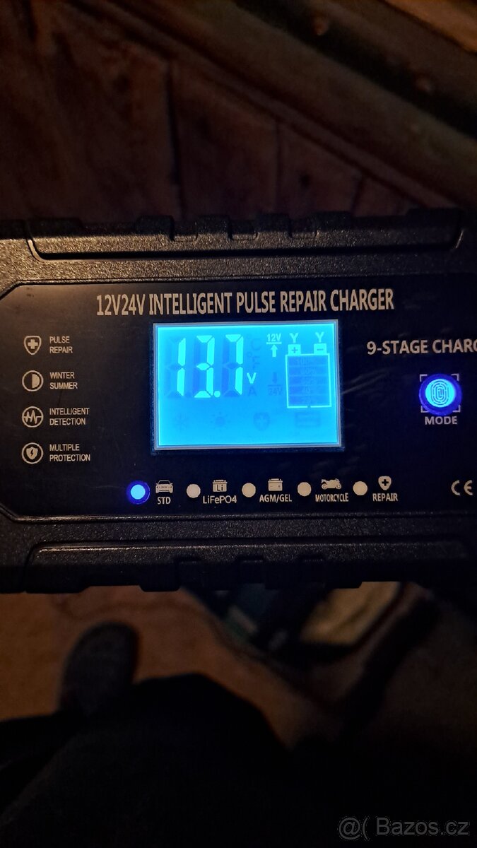 9-ti stupňová nabíječka baterii 12V/15A-24V/8A