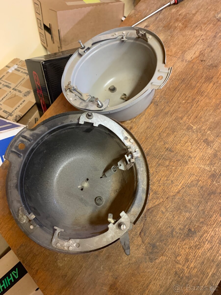 Dva hrnce předního světla Trabant