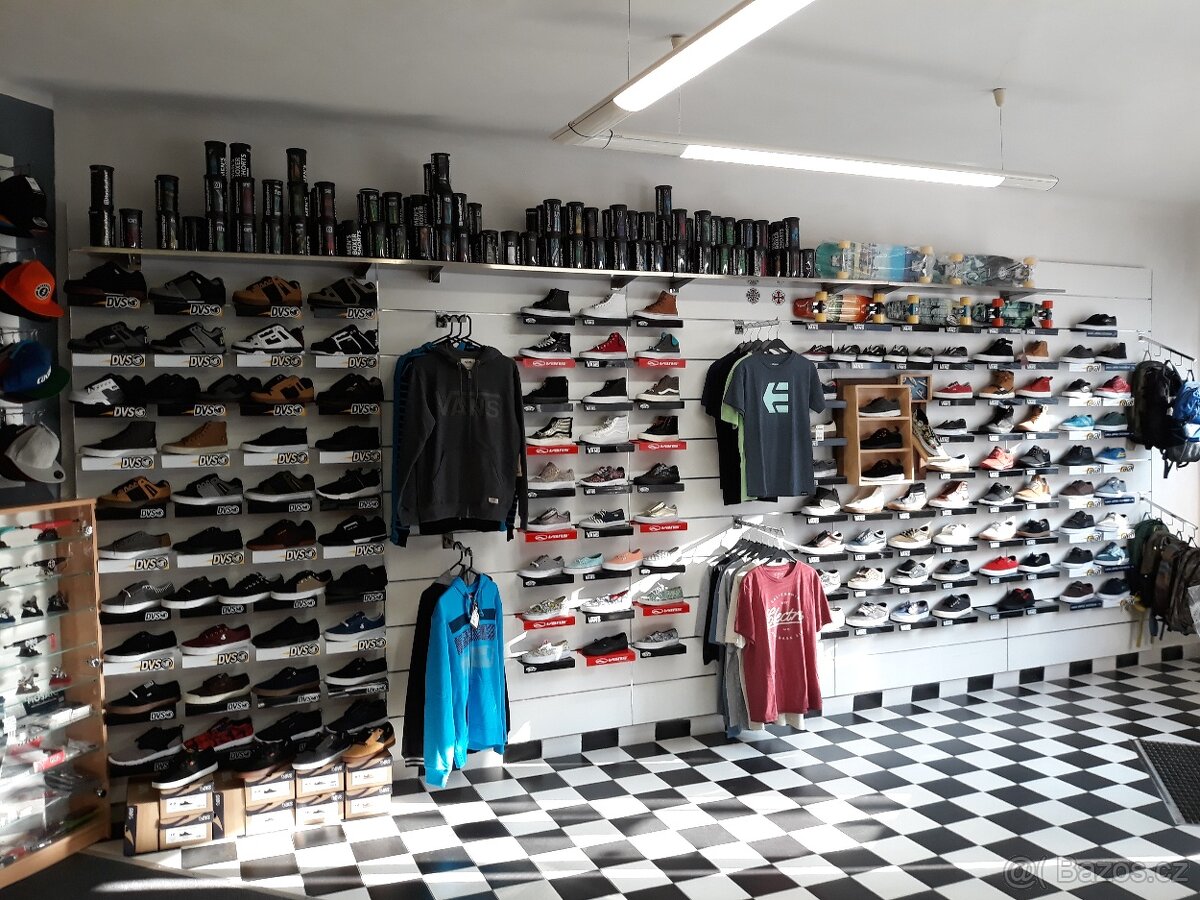 Vybavení prodejny - obchod s oblečením / obuv