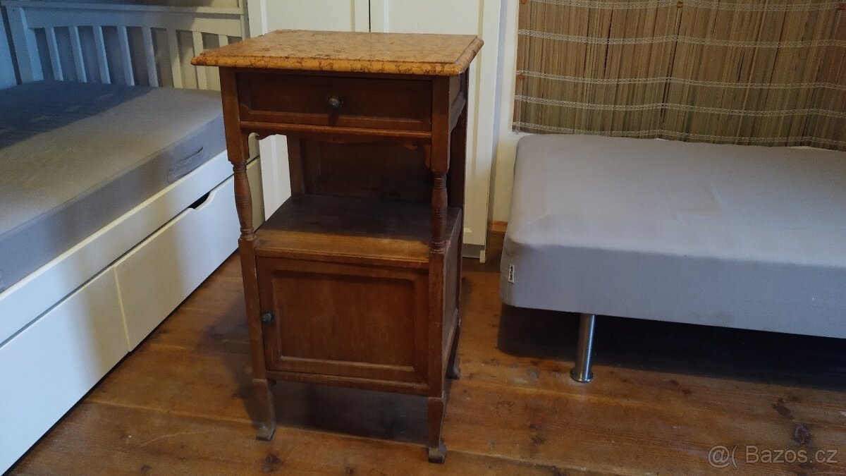 Starožitný noční stolek