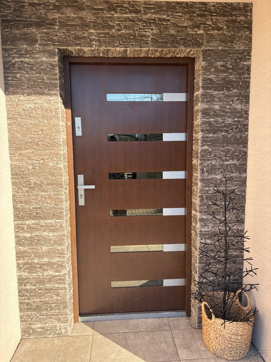 Vstupní dveře dřevo
