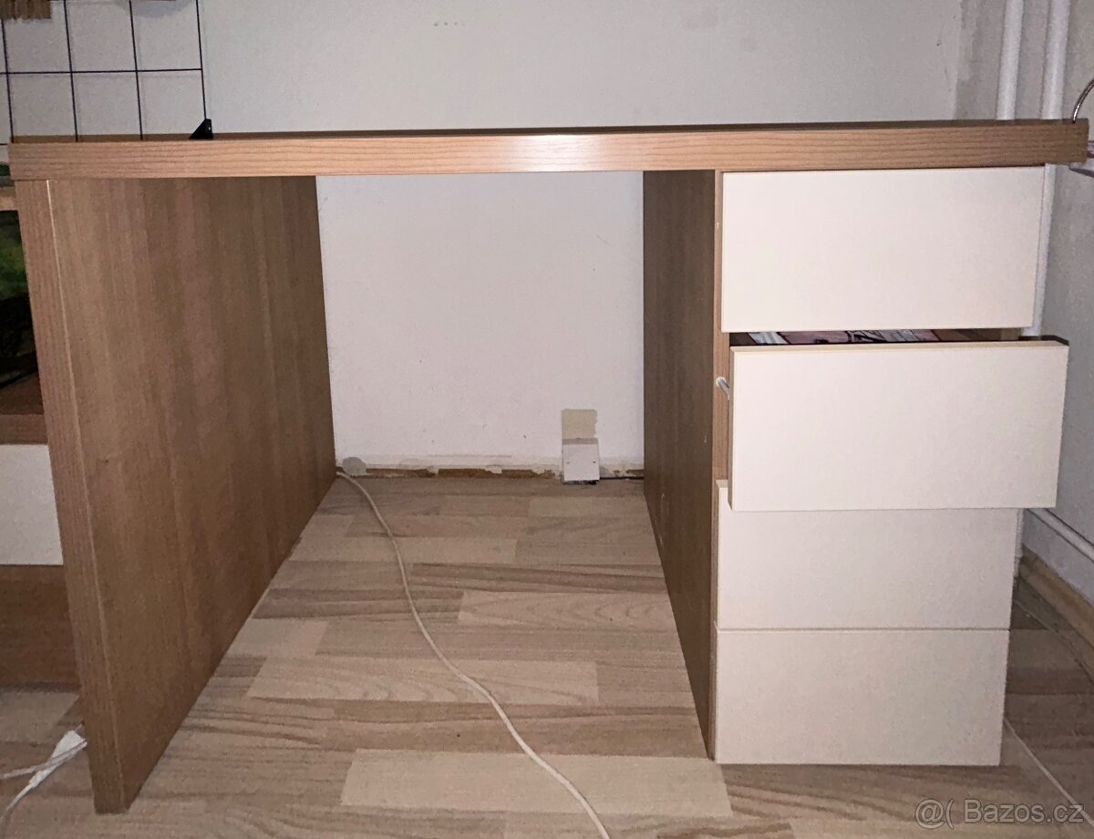 Pracovní stůl z dubu