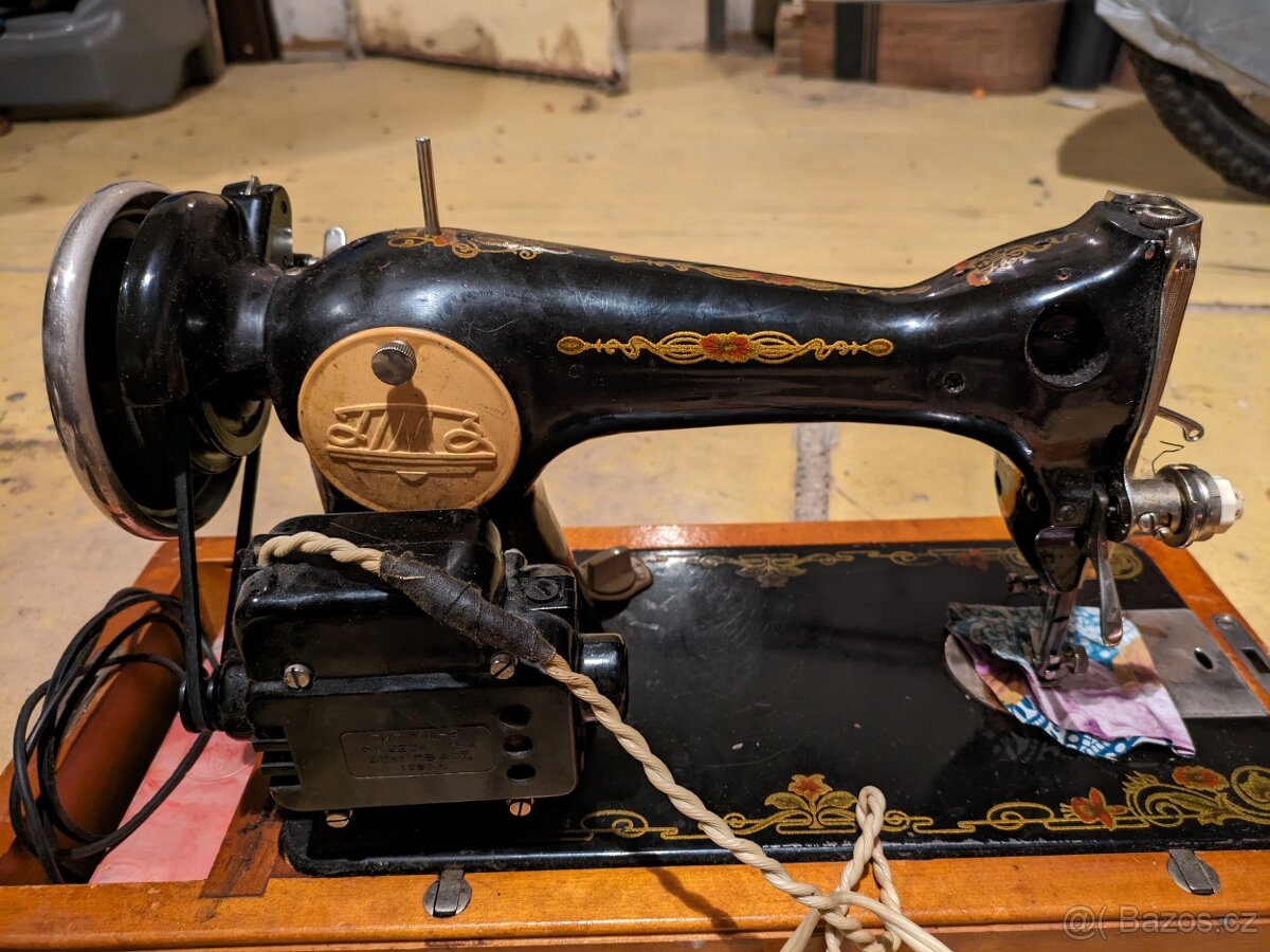 Starý přenosný šicí stroj