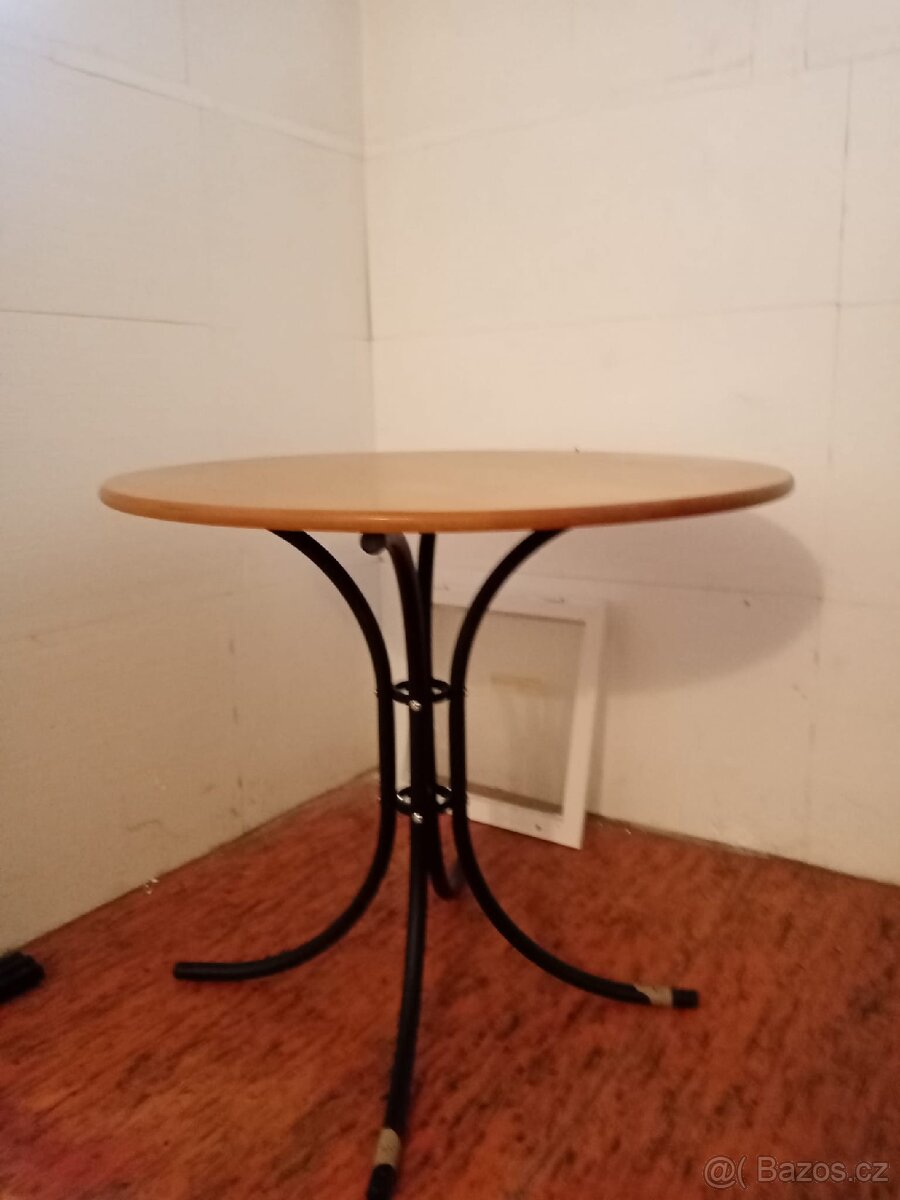 Prodám jídelní stůl+4 židle