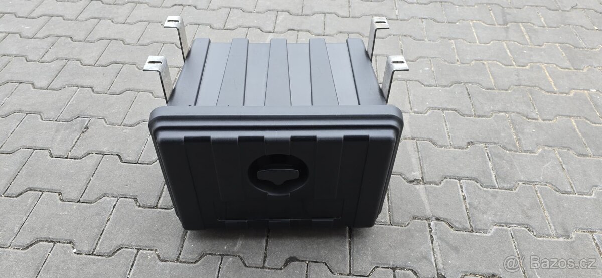 Box na nářadí s lištou na upevnění