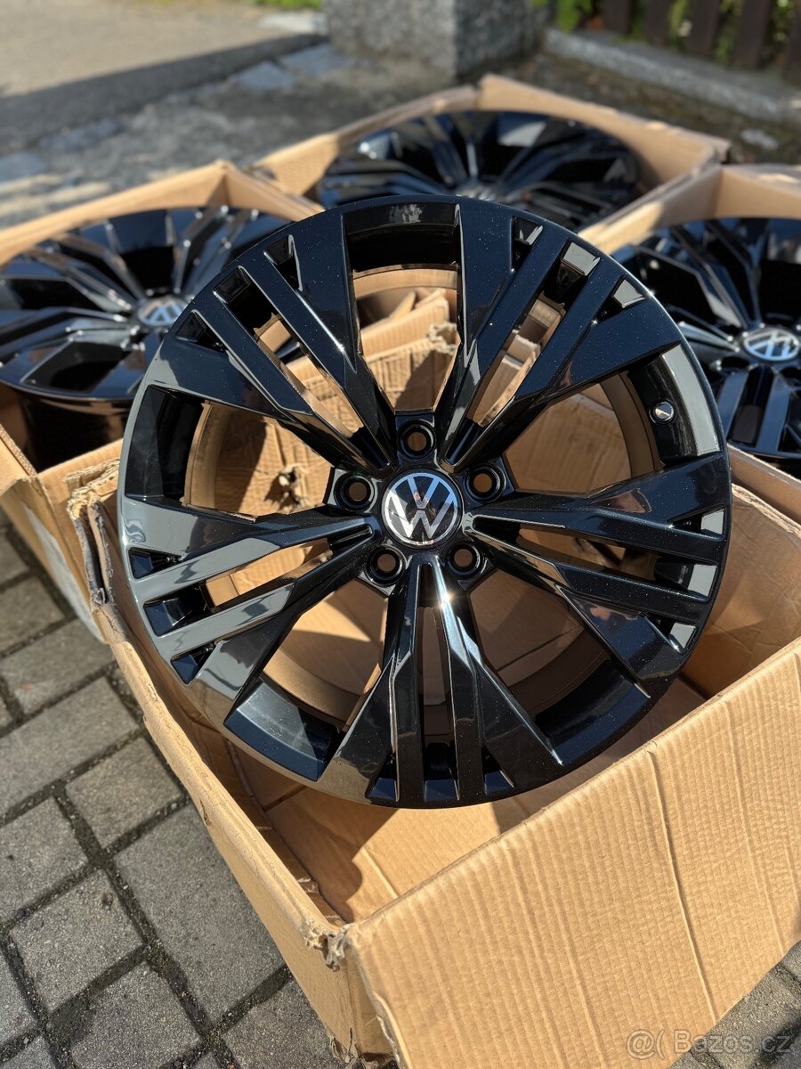 ORIGINÁL Alu Volkswagen STAVENGER R17, 5x112 - TOP STAV