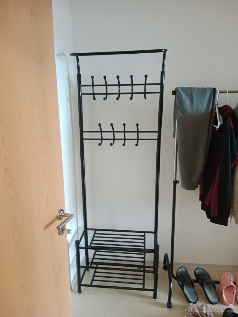 Věšák s botníkem