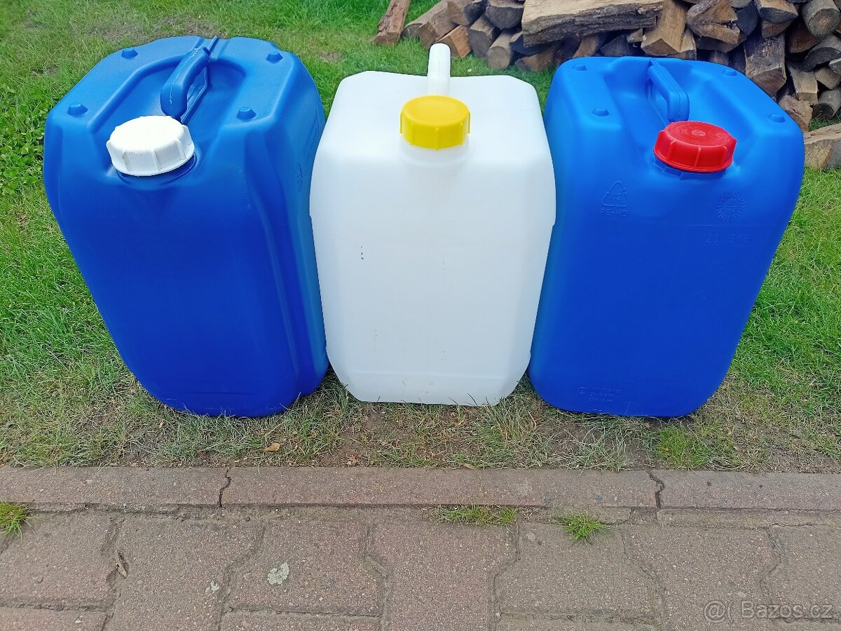 Prodám 20 ks plastových 20 l. kanystrů