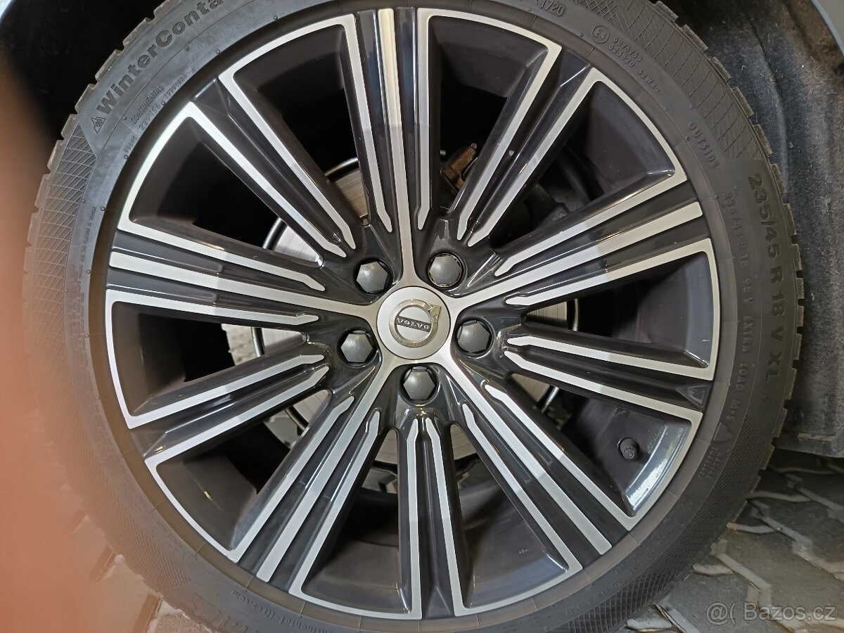 Kola Volvo 18 . Originál se zimními pneu.
