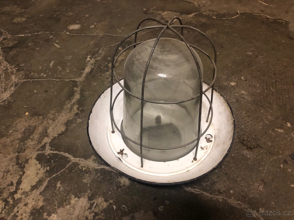 Stará tovární lampa