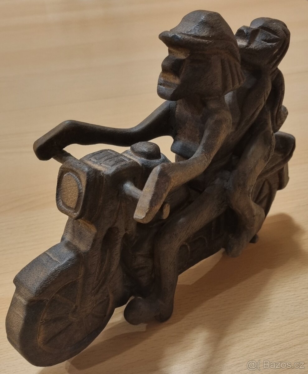 Dřevěná socha motorkáři