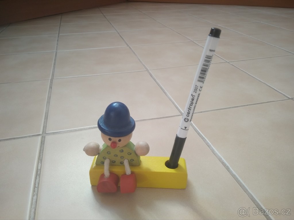 Dřevěný dětský stojan na tužku