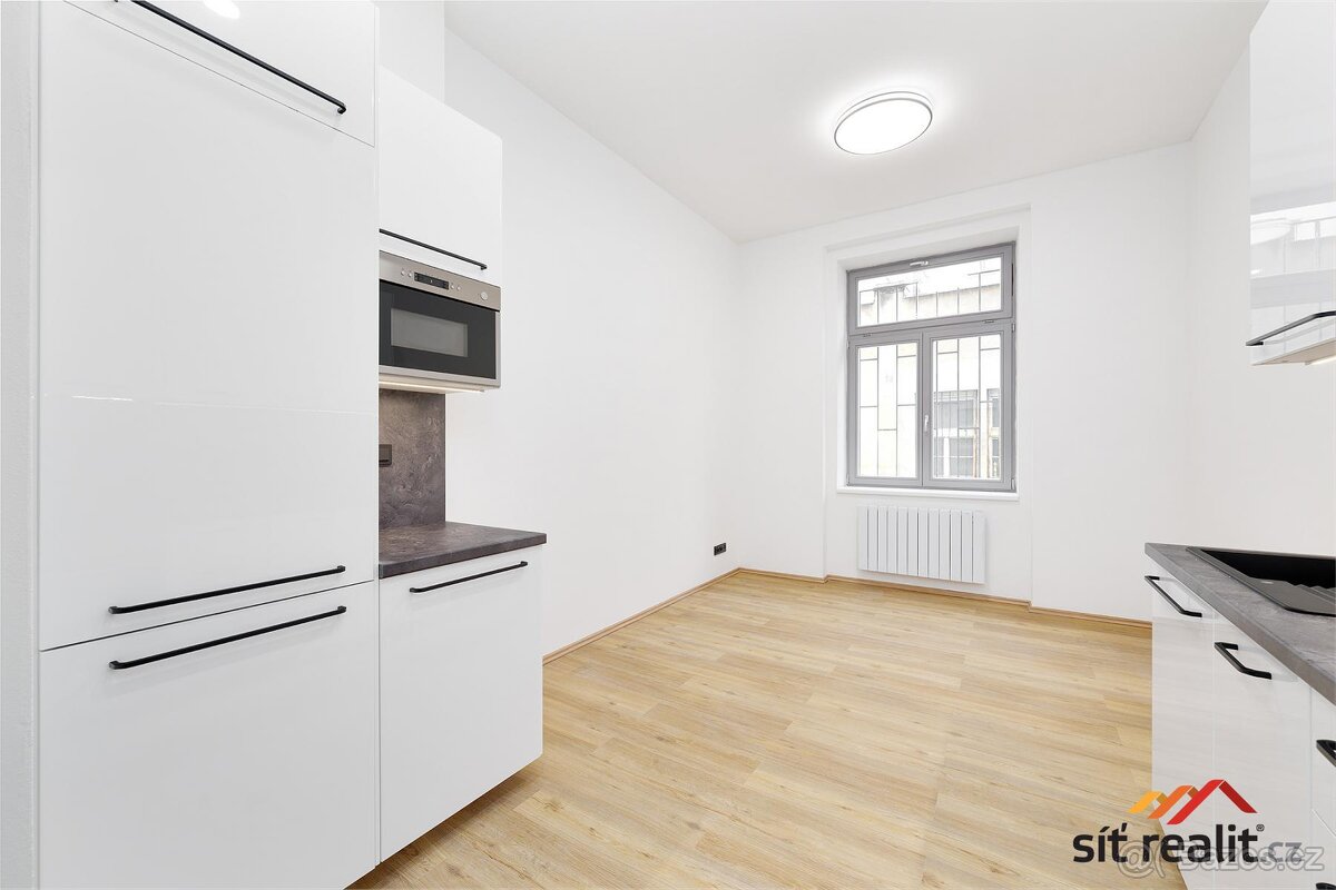 Pronájem 2+kk po kompletní rekonstrukci se sklepní kójí, 43m